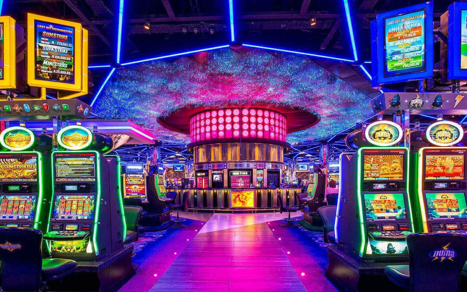 Permainan slot mobile dengan reel, simbol, dan panel fitur